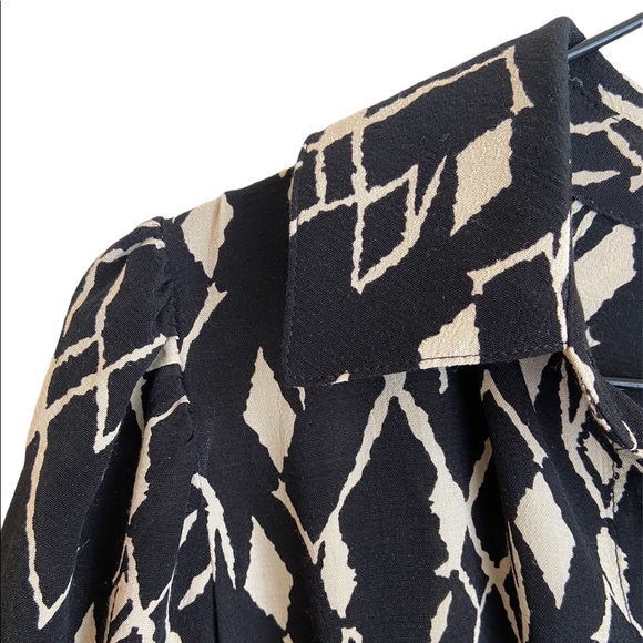 ZARA DRESS BLACK AND CREAM PATTERNED, LONG SLEEVE FLOWY WITH BELT, SIZE SMALL - Picture 8 of 9